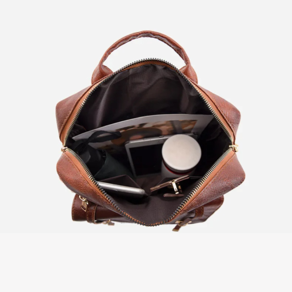 Vue de l’intérieur du sac a dos cuir femme avec divers accessoires.