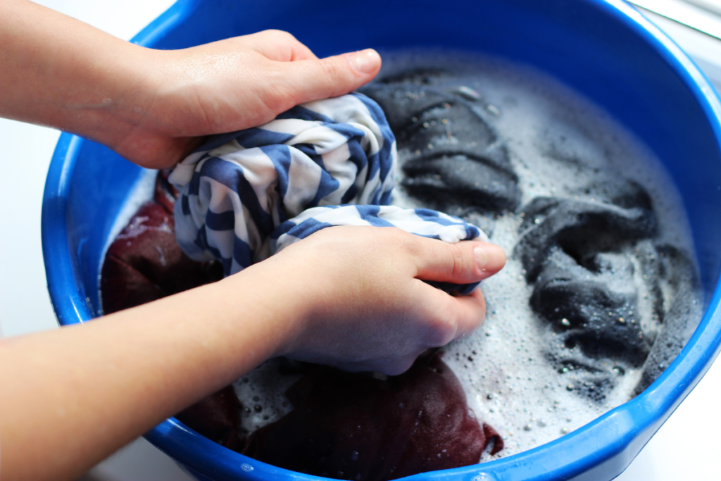 Bassine remplie d’eau savonneuse pour un lavage à la main