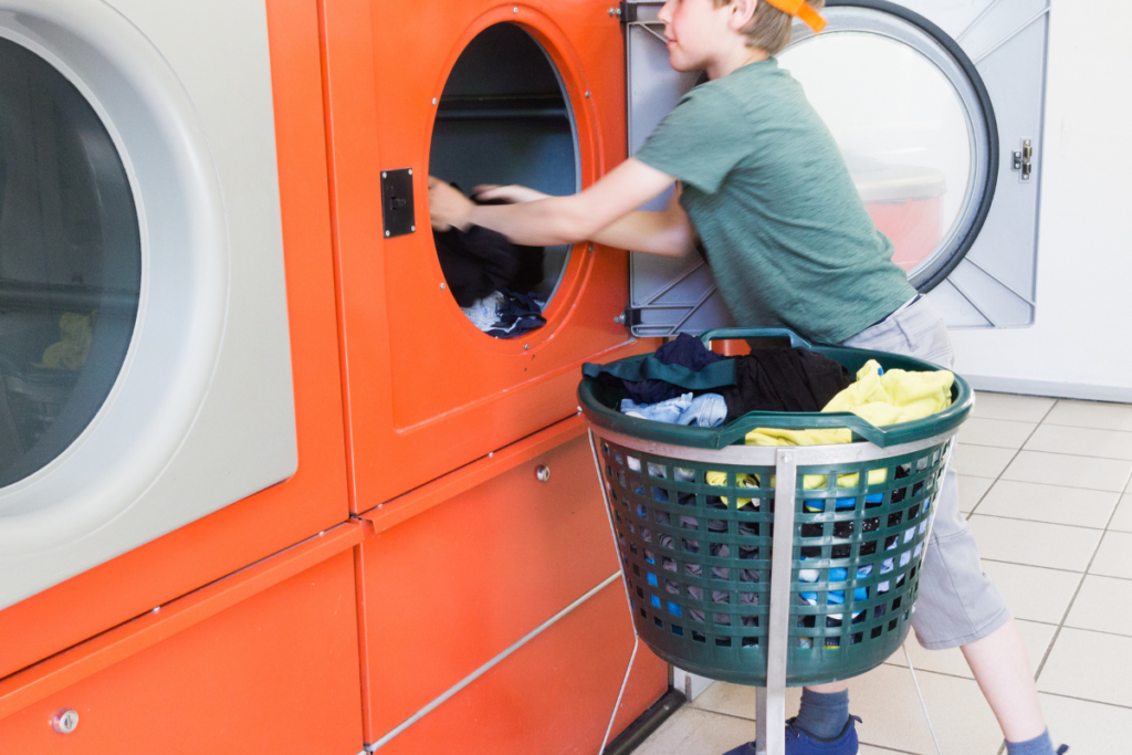 Sac à dos protégé dans un filet avant un lavage en machine