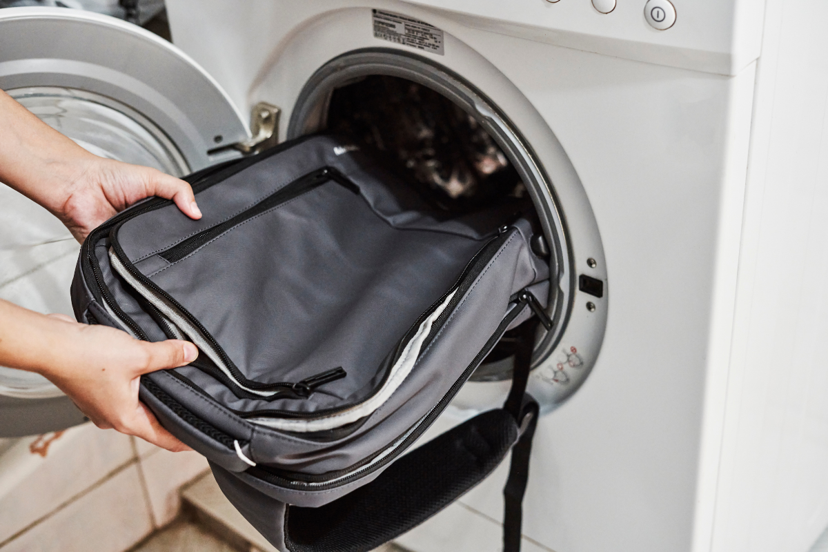 machine a laver utilisée pour enlever les taches sur un sac à dos