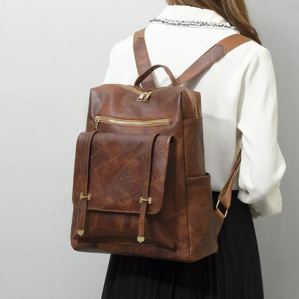 Femme portant un sac a dos cuir femme élégant de couleur marron.