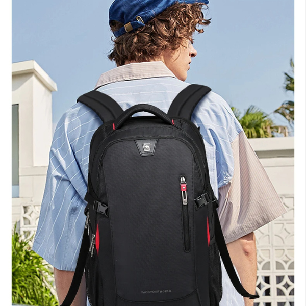 Jeune homme portant un sac à dos imperméable noir en extérieur, idéal pour un usage urbain et quotidien