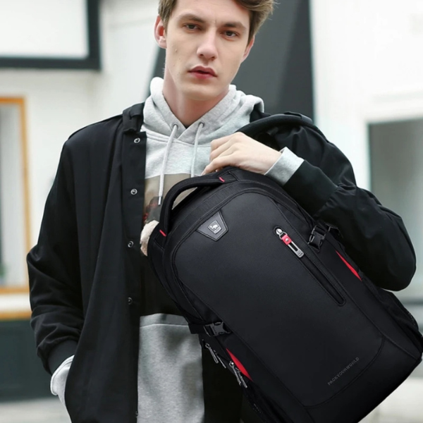 Différentes vues du sac à dos imperméable noir, mettant en avant sa capacité et ses caractéristiques ergonomiques.