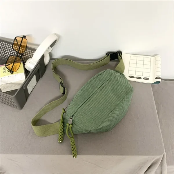 grand sac banane femme vert en tissu côtelé, posé à plat sur une table grise