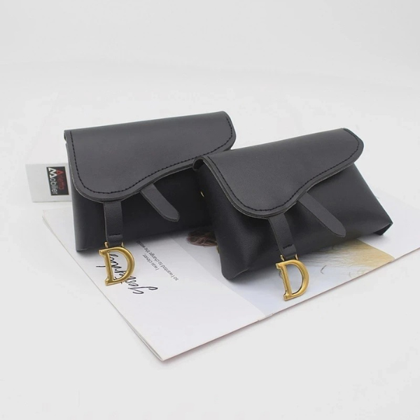 Deux sacs banane en cuir noir pour femme avec design chic et détail doré