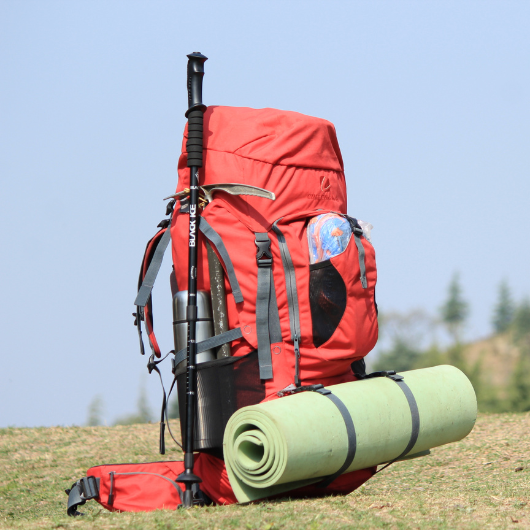 Sac à dos de randonnée rouge ergonomique équipé pour un trek