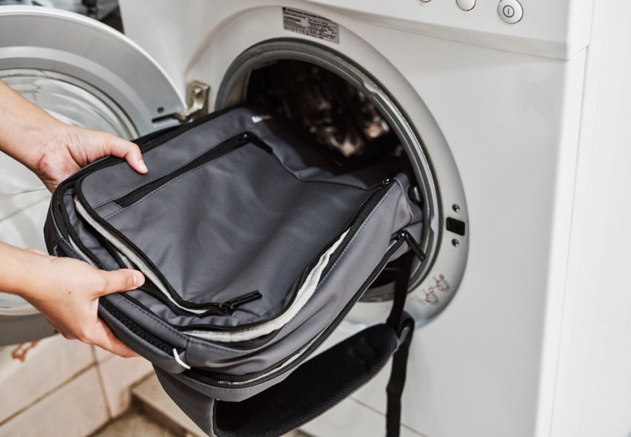 machine a laver utilisée pour enlever les taches sur un sac à dos