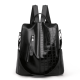 Sac a dos femme chic en cuir noir élégant avec design texturé.